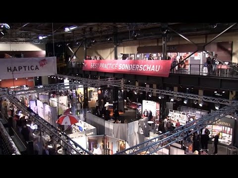 Haptische Werbung zieht und begeistert: Das ist das Fazit der HAPTICA® live ’15, die am 25. März 2015 im Kölner Palladium stattfand. 1.299 Besucher kamen zur dritten Ausgabe der „Erlebniswelt Haptische Werbung“, ein Plus von rund 35% gegenüber dem Vorjahr (959 Besucher). Schon in den ersten beiden Stunden waren die Gänge prall gefüllt – ein interessiertes und kompetentes Publikum aus Marketingentscheidern und Einkäufern, Werbeagenturen und Werbeartikelhändlern sorgte für zufriedene Gesichter bei den allermeisten Ausstellern. Damit verzeichnet die Veranstaltung, auf der sich komprimiert an einem Tag alles ums Thema gegenständliche Werbung dreht, im dritten Jahr in Folge steigende Besucherzahlen.