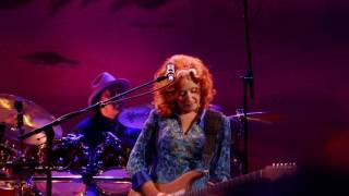 Bonnie Raitt - Need You Tonight - Newark 07-06-2017