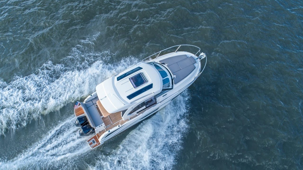 BENETEAU Antares 9: The perfect boat for family time