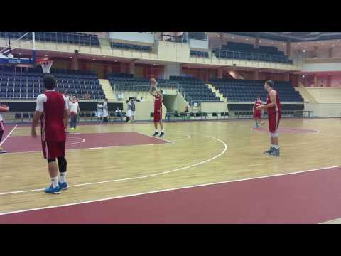 Timofey Mozgovs första bollkontakt i IFU Arena...