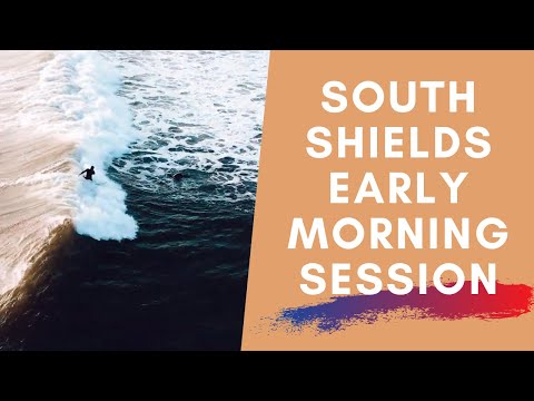Drönarbilder av surfare och vågor vid South Shields