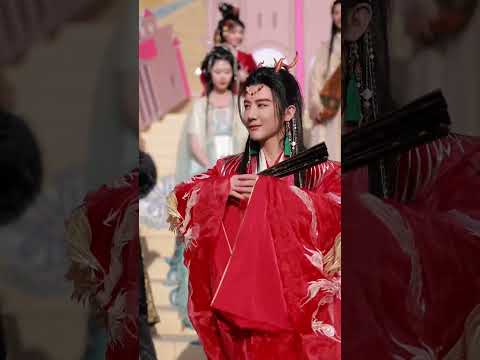 龙年到！当然是～龙凤呈祥啦！愿诸君，新的一年万事顺遂！#奇乐龙龙丝路新春 #丝路欢乐世界