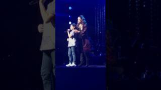 Let It Go: Idina Menzel closes show with amazing kid Luke Chacko - 7/30/17