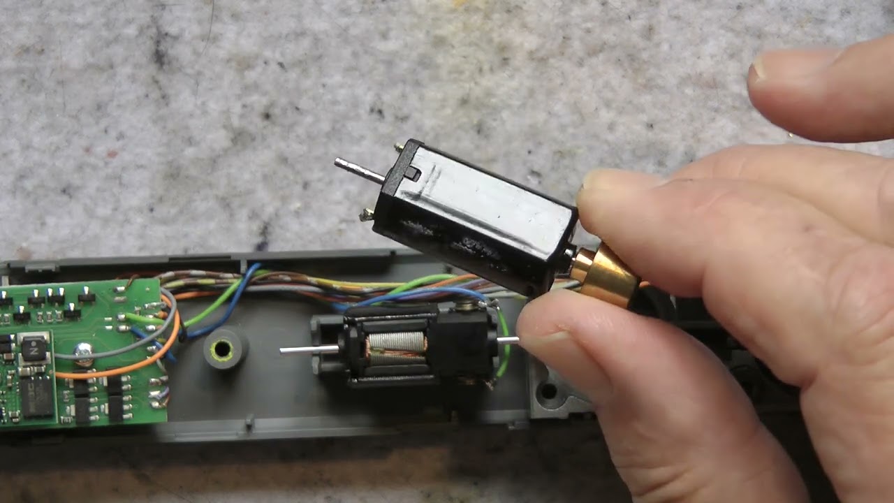 Wolfgangs Märklin Modellbahn Märklin LINT 27 Mobile Station meldet Kurzschluß beim Anfahren Warum ??