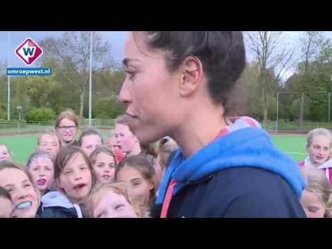 Topspeelsters geven hockeyclinic in Alphen aan den Rijn