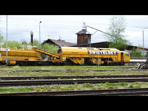 Langer Gleisbauzug von "Swietelsky"..........