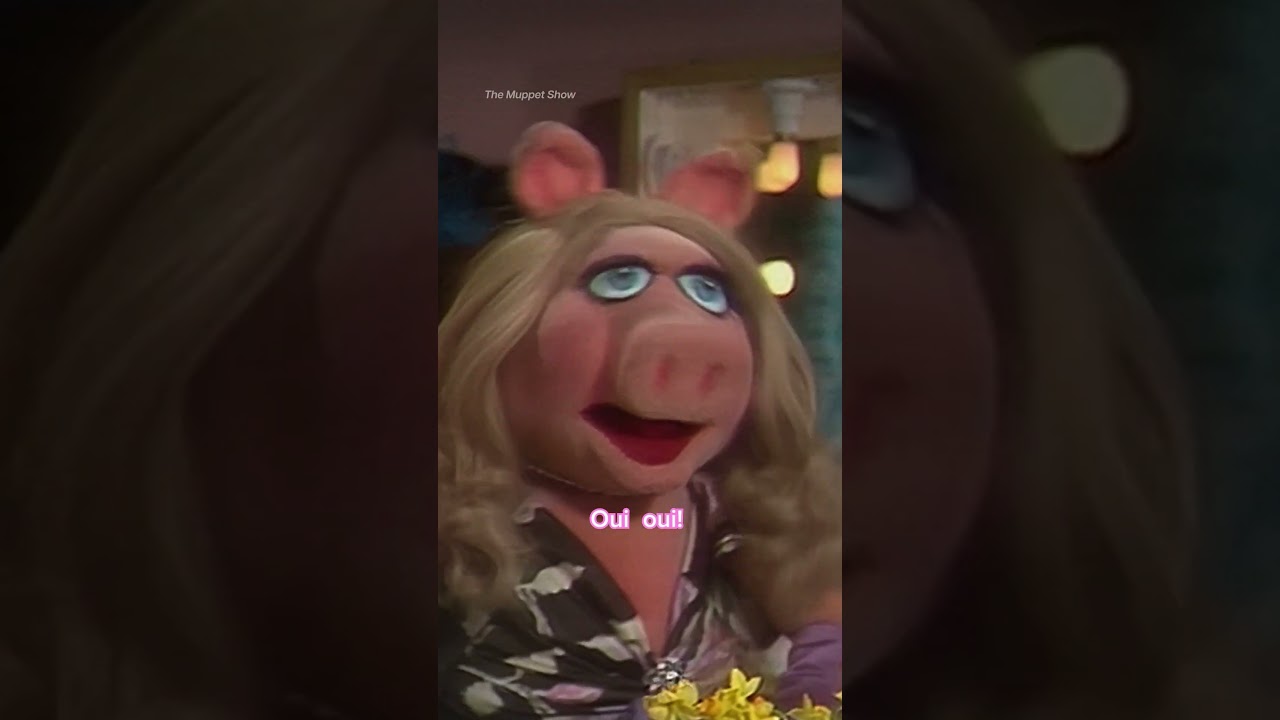 Miss Piggy in Paris. 💋