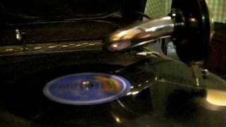 Peggy Lee sings "My heart belongs to daddy", at 78rpm on a Paillard post WWII