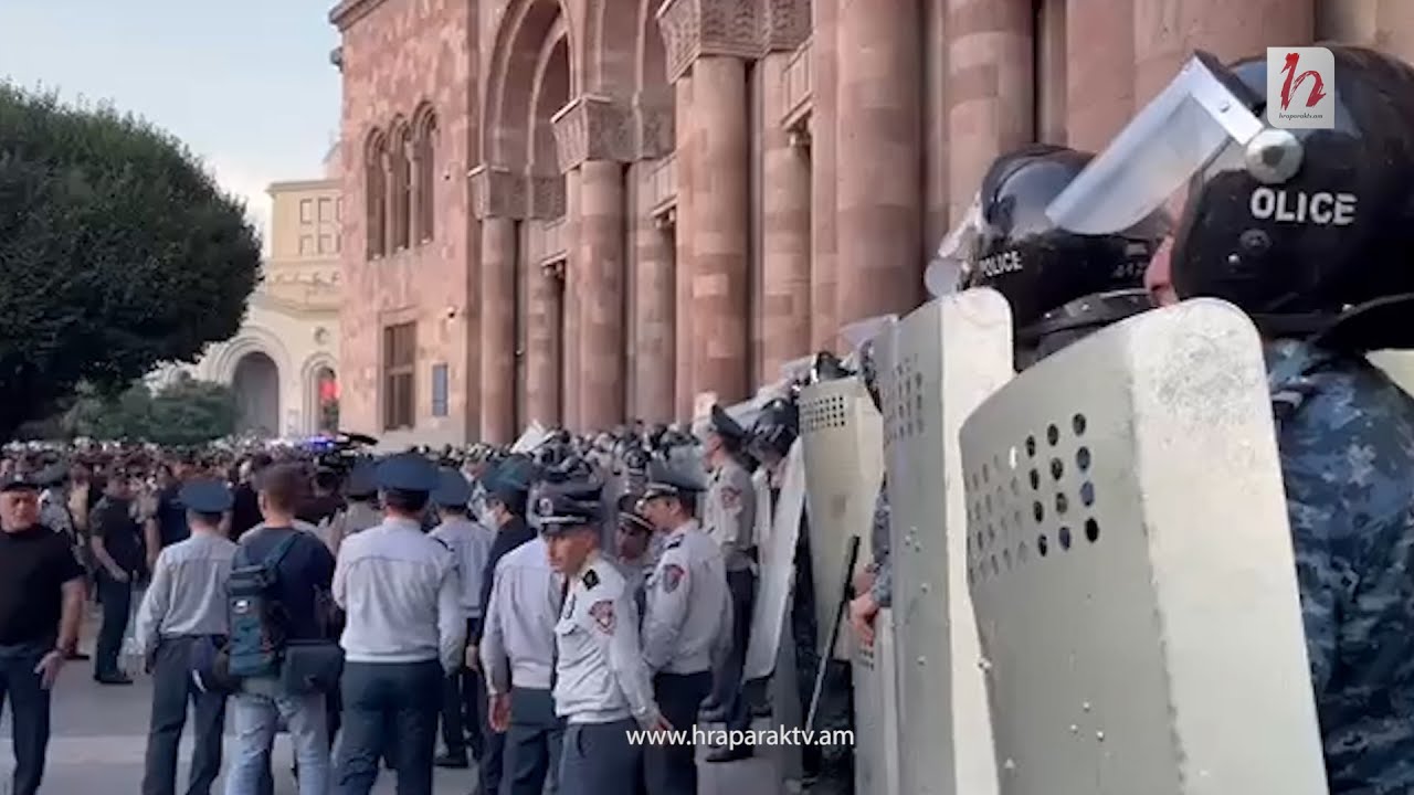 Քաղաքացիներն ու ոստիկաններն իրար վրա շշեր են նետում