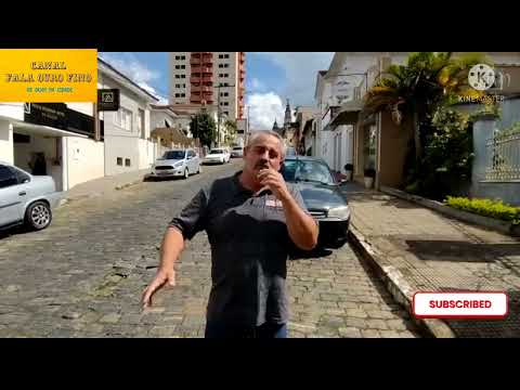 O repórter Jota Barbosa mostrando as ruas de ouro fino.