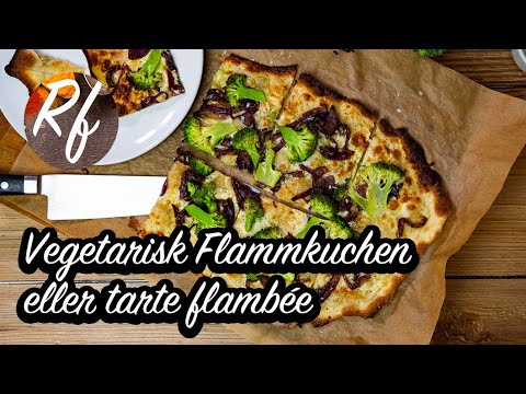 Vegetarisk Flamkuchen eller tarte flambée toppad med stekt karamelliserad rödlök, broccoli, lite ost och crème fraiche. >