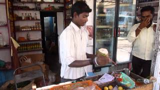 preview picture of video 'Inde 2011 : vendeur de noix de coco'