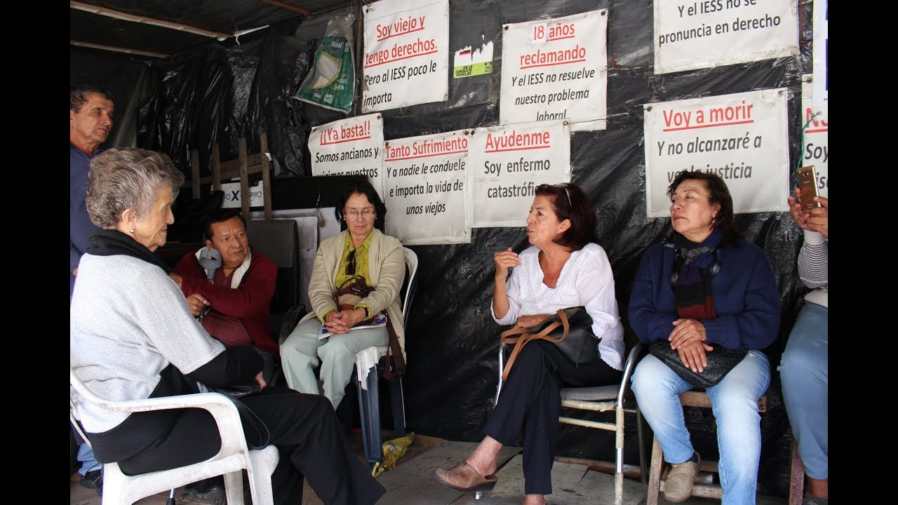 EXTRABAJADORES DEL IESS EN HUELGA