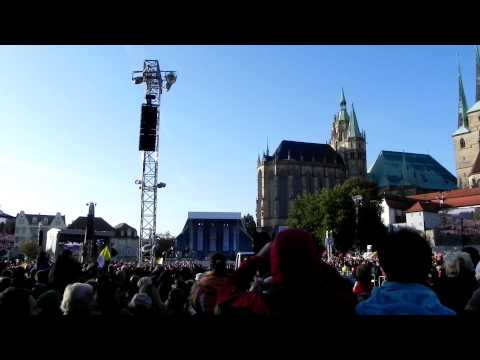 Papst Benedikt XVI im Papamobil auf dem Domplatz in Erfurt