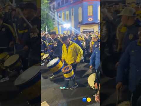 "La 12 sale tocando de La Bombonera" Barra: La 12 &bull; Club: Boca Juniors