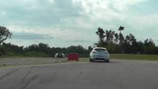 preview picture of video 'Circuit de Chenevières - Alfa 147 1.9 JTDM vs. Renault Mégane RS (warm up)'