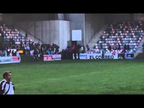 El árbitro desquicia al Barakaldo y se va de Lasesarre escoltado por la Ertzaintza