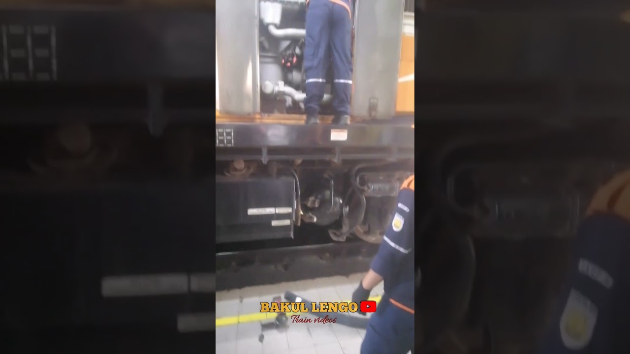 Teknisi teknisi handal ganti komponen engine #short #shorts #keretaapi #train #trainvideos