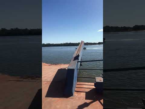 Balsa dos índios kaiapó no Rio Xingú,no município de São José do Xingú- MT