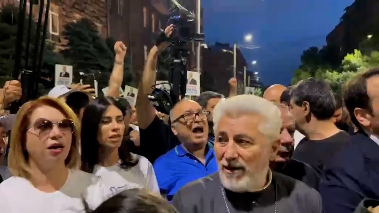 Կարապետյանի կինը, դուստրն ու որդին՝ երթի առջևում