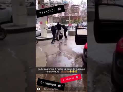 Ziimondo « Allez coup franc! Lucarne! » Un Keuf met un coup de matraque sur la voiture d’un jeune