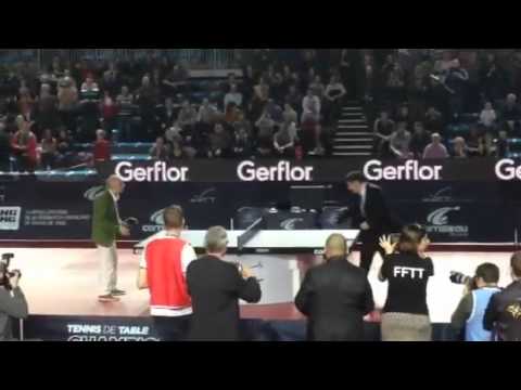 Patrick Kanner s'essaie au tennis de table
