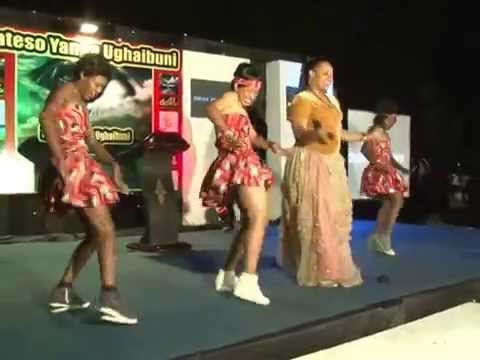 Nuigizaji na Muimbaji Flora Mvungi na H baba wakiwa jukwaani.