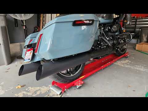 Vance & Hines Backslash 450 Dual Slip-On Mufflers Blac. VS. Stock Exhaust Pipes 2024 ROAD GLIDE
