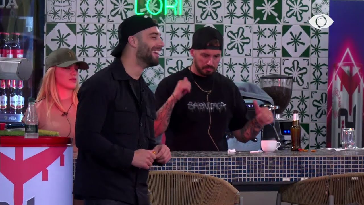 Atmosferë elektrizuese/ Banorët shijojnë muzikën, këndojnë dhe kërcejnë