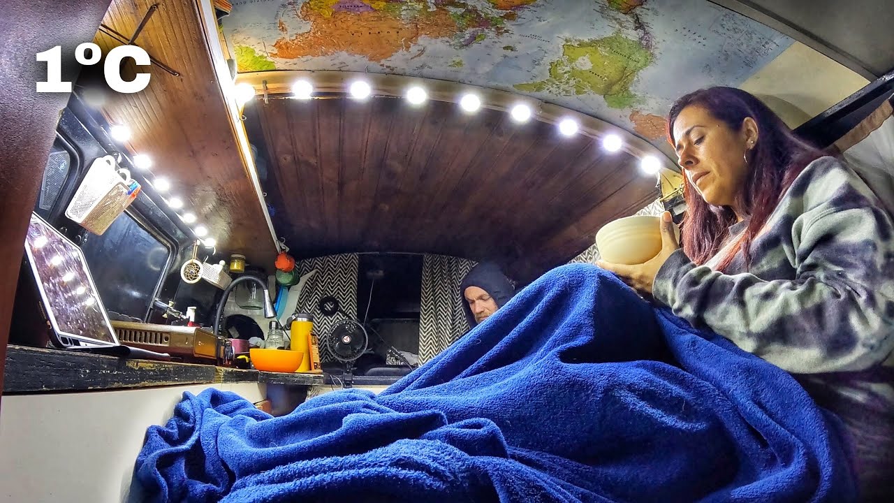 Vivendo no carro com neblina, frio e chuva