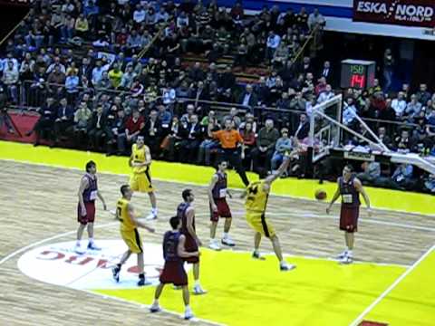 08.03.2007 Prokom Trefl Sopot - Barcelona Michael Andersen dunk !