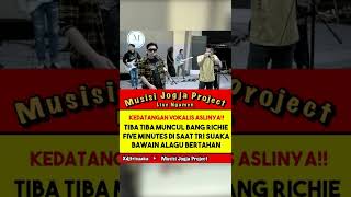 Download lagu TIBA TIBA MJNCUL!!! Vokalis Five Minutes!!! bawakan lagu bertahan ft  Tri Suaka mp3