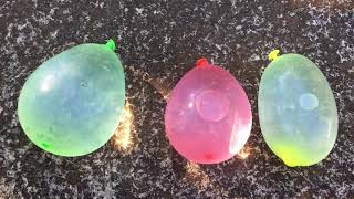 ロボット、水風船で遊ぶ。[A Robot plays with water balloons]