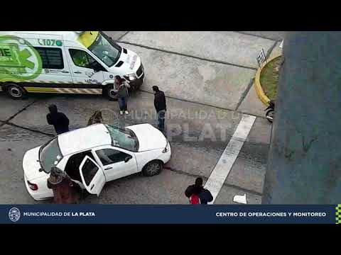 Así fue el fuerte choque entre un auto y una camioneta en Tolosa