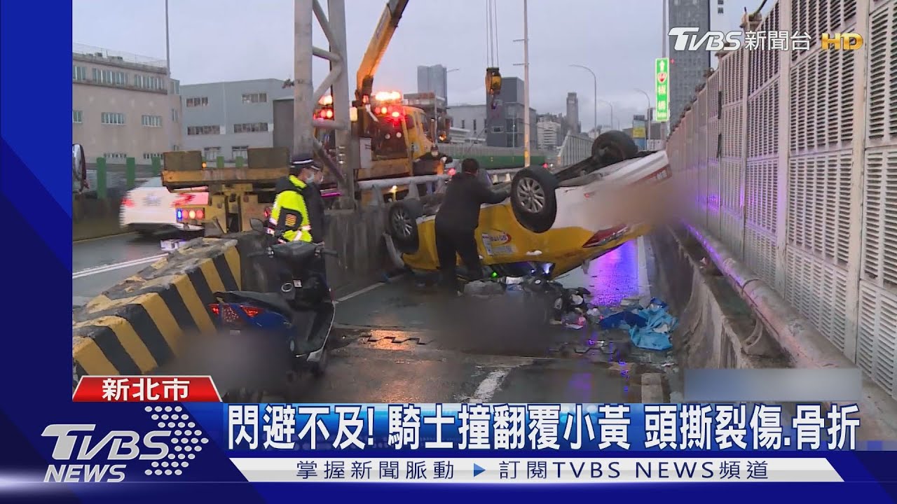 小黃180度翻覆匝道口　2機車接連撞卡車下