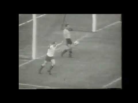 Uwe Seeler (Hamburgo) - 14/08/1963 - Hamburgo 3x0 Borussia Dortmund - 3 gols