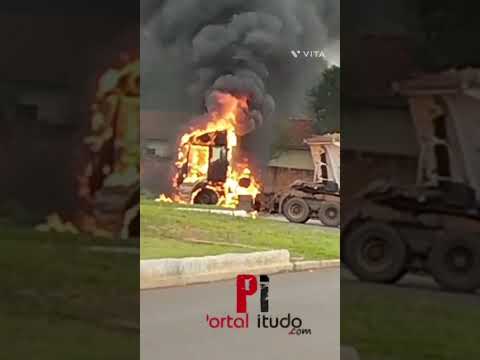 Carreta pega fogo no centro de Iguatemi