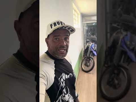 MOTO VAI SE DESTRUINDO AOS POUCOS AO LADO DO GABINETE DO PREFEITO WILLIAM SOARES NO CORREDOR DA PREFEITURA