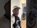 MOTO VAI SE DESTRUINDO AOS POUCOS AO LADO DO GABINETE DO PREFEITO WILLIAM SOARES NO CORREDOR DA PREFEITURA