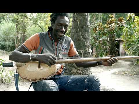 Watcha plays "Basungouté" - Jola akonting music from Senegal