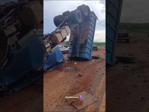 Caminhão de areia capota e fica de cabeça para baixo no interior de SP