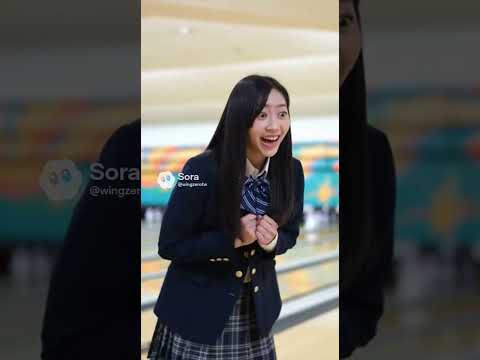 ボウリングする女子高生