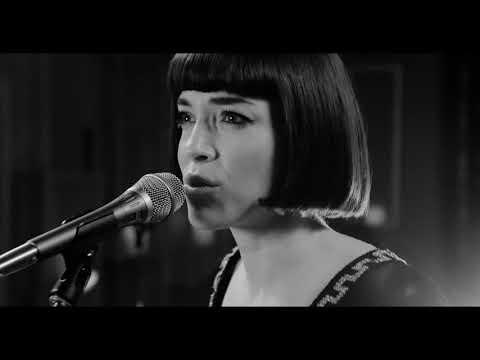 Bo Diddley "Who Do You Love" cover by Elise LeGrow (Live Acoustic)