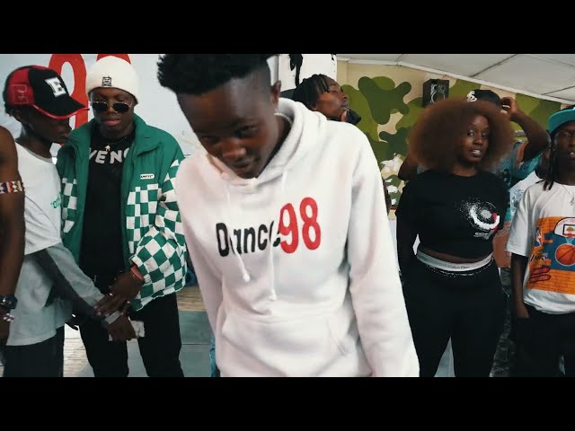 Video zu 'Tshwala Bam' ansehen Video zu 'Tshwala Bam' ansehen