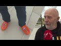 Almeerder Theo Holtslag rijdt de koning rond, op oranje klompen!
