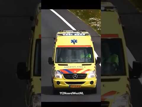 Oude ambulance 10-182 met spoed onderweg naar een ziekenhuis in Amsterdam