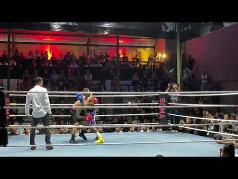 petinju dari Sumba Barat Daya paulus dari desa tana mete kec.kodi Balaghar dapat piala pemenangnya