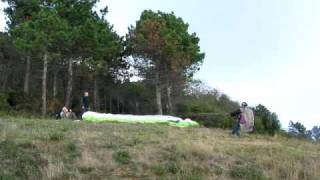 preview picture of video 'Monterosso al Mare SP paragliding Decollo Renato 28 Ottobre 2009'