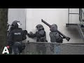 Arrestatieteam valt flat Slotervaart binnen