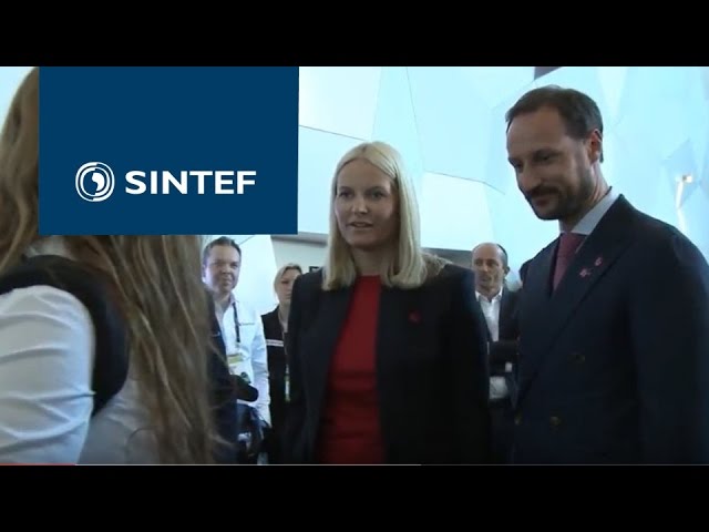 Blant de nysgjerrige gjestene som besøkte SINTEFs stand, var kronprinsen og kronprinsessen. (Video: SINTEF/Ingvil Snøfugl)